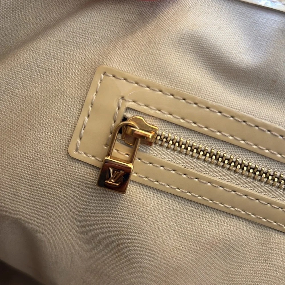 LOUIS VUITTON Wilshire MM Tote Bag Dune Tan Ivory Patent Leather Vernis Dust bag - Picture 7 of 16